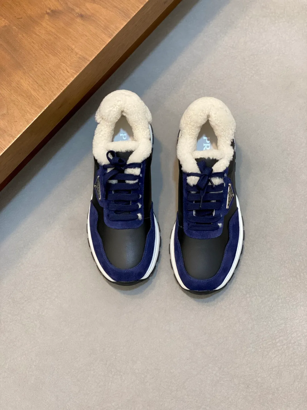 💰780 Prada/Prada Autumn and winter men's leather lace-up sneakers. Top-quality goods produced in Dongguan. Imported Nappa cowhide leather upper with raised layered design. Light and breathable, soft and comfortable. Genuine calfskin leather edging has a distinctive sporty style. The leather tongue is equipped with the classic PRADA letter red rubber label badge to fully display the brand style. The transparent air-cushion midsole is equipped with a lightweight tread rubber outsole. It is light and increased by about 4CM. The inner lining is Excellent foot feel. Comes with original packaging. 38-44 (customized at 45). Size: 39-40-41-42-43-44. Standard leather shoe size.